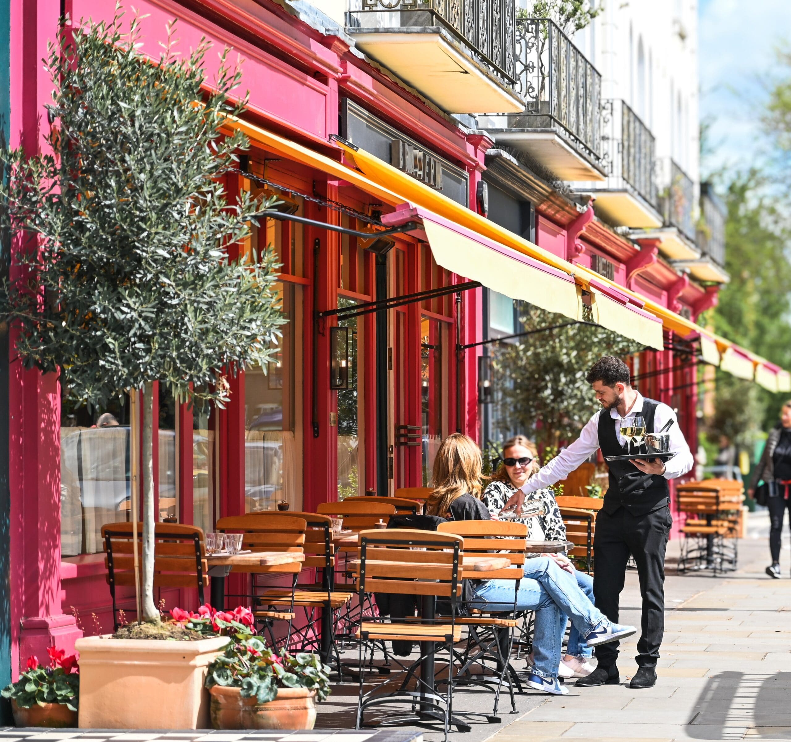 restaurant-windows-colourful-waiter-outside-seating-modern-vibrant-nottinghill-gravity-co