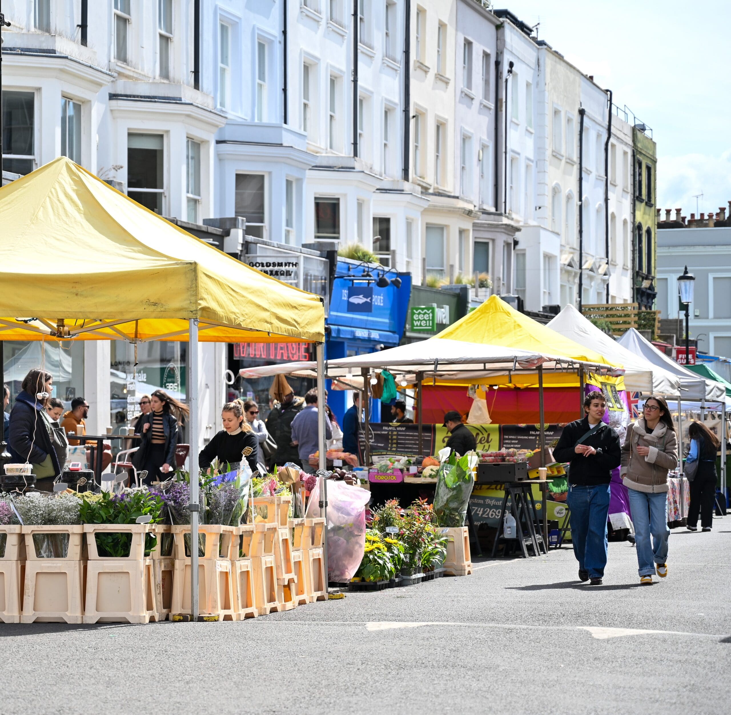 portobelloroad-market-stalls-street-busy-houses-colourful-notinghill-gravity-co